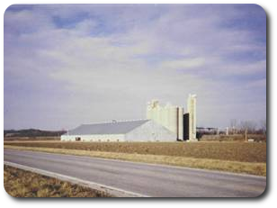 Photo of the Garnac Grain, Inc. grain elevator facility near Beardstown, Illinois.